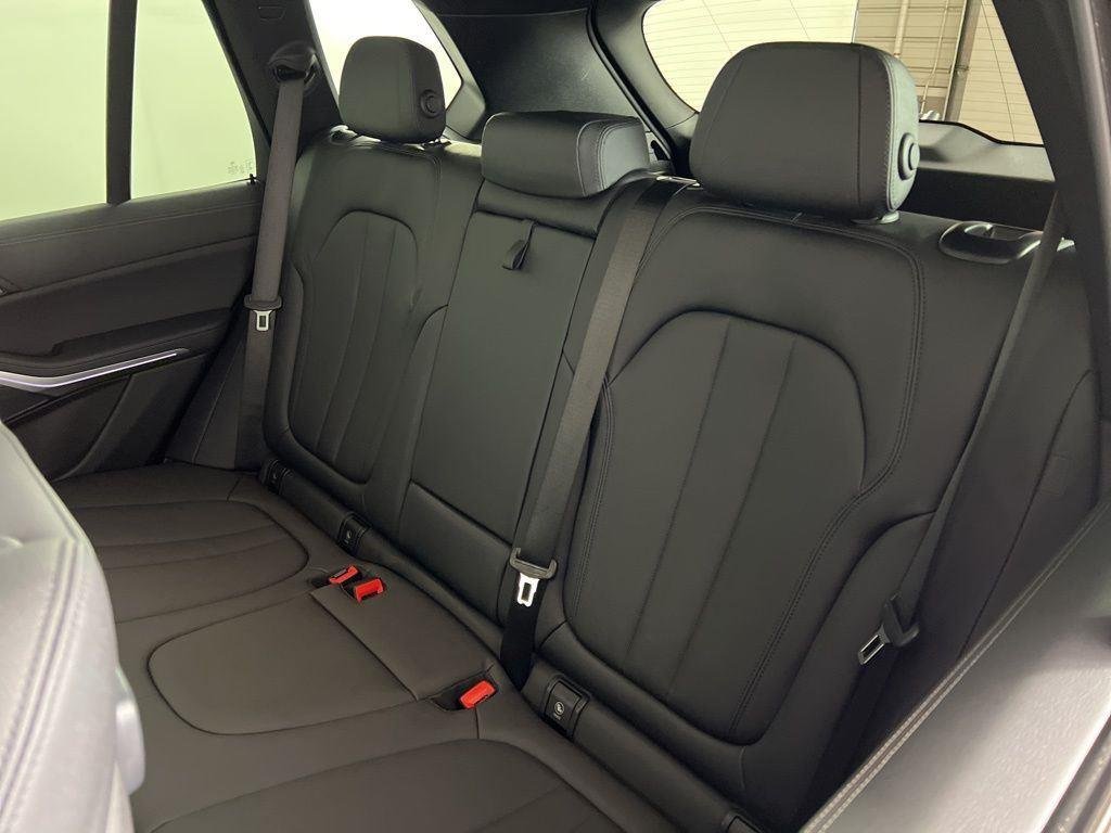 Used 2022 Arctic Grey Metallic BMW xDrive40i image 23