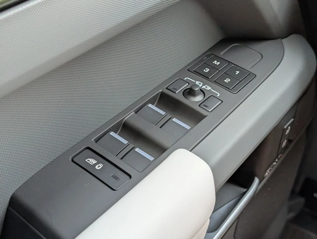 New 2026 Woolstone Green Land Rover X-Dynamic SE image 30