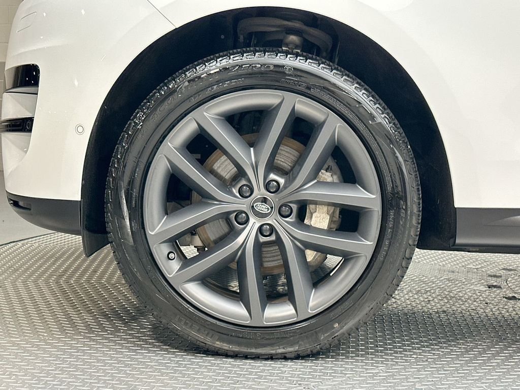 Used 2024 Fuji White Land Rover SE image 17