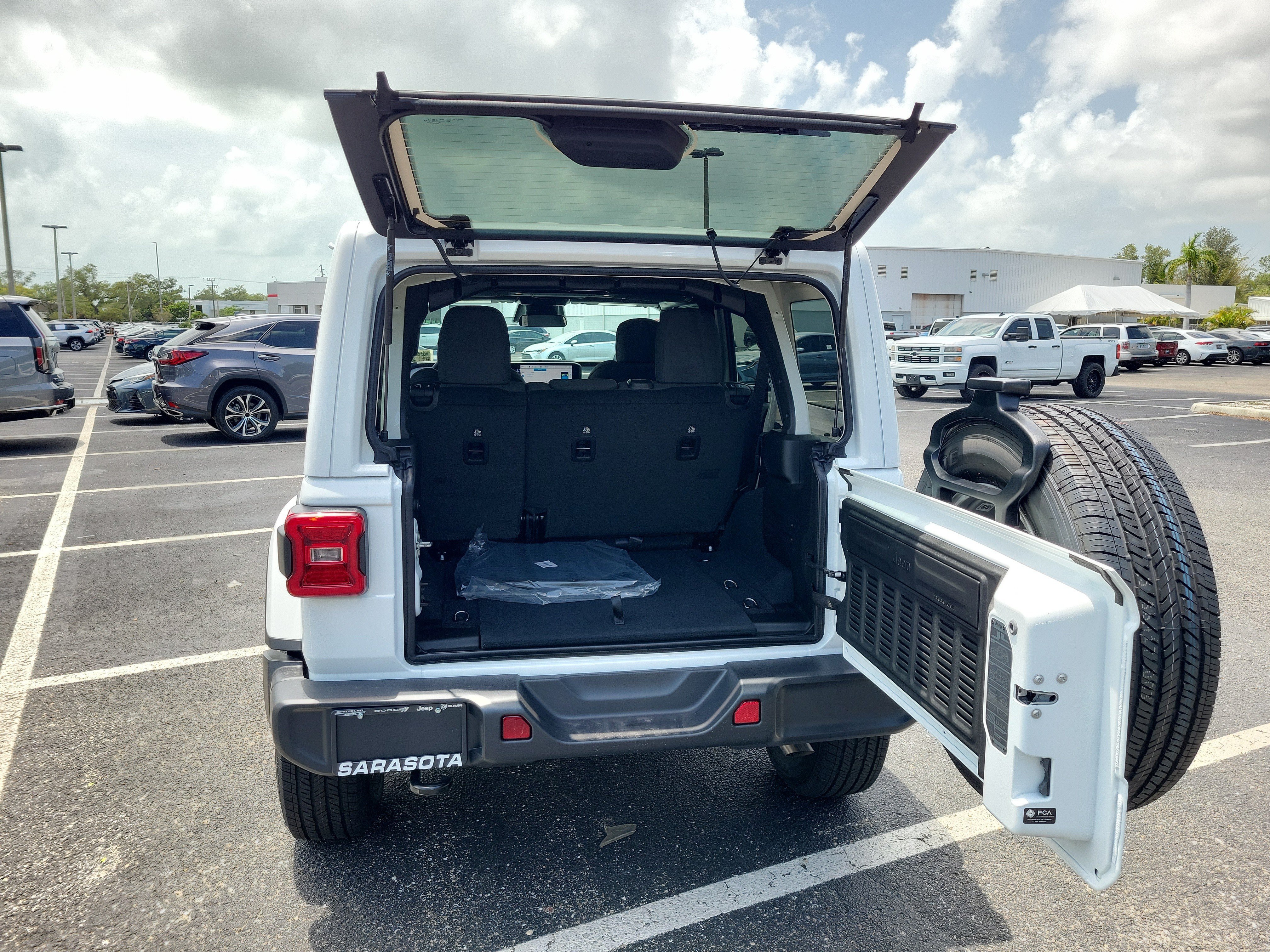 New 2026 Bright White Clear-Coat Exterior Paint Jeep Sahara image 7