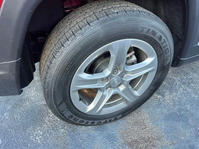 Used 2024  Jeep Latitude image 3