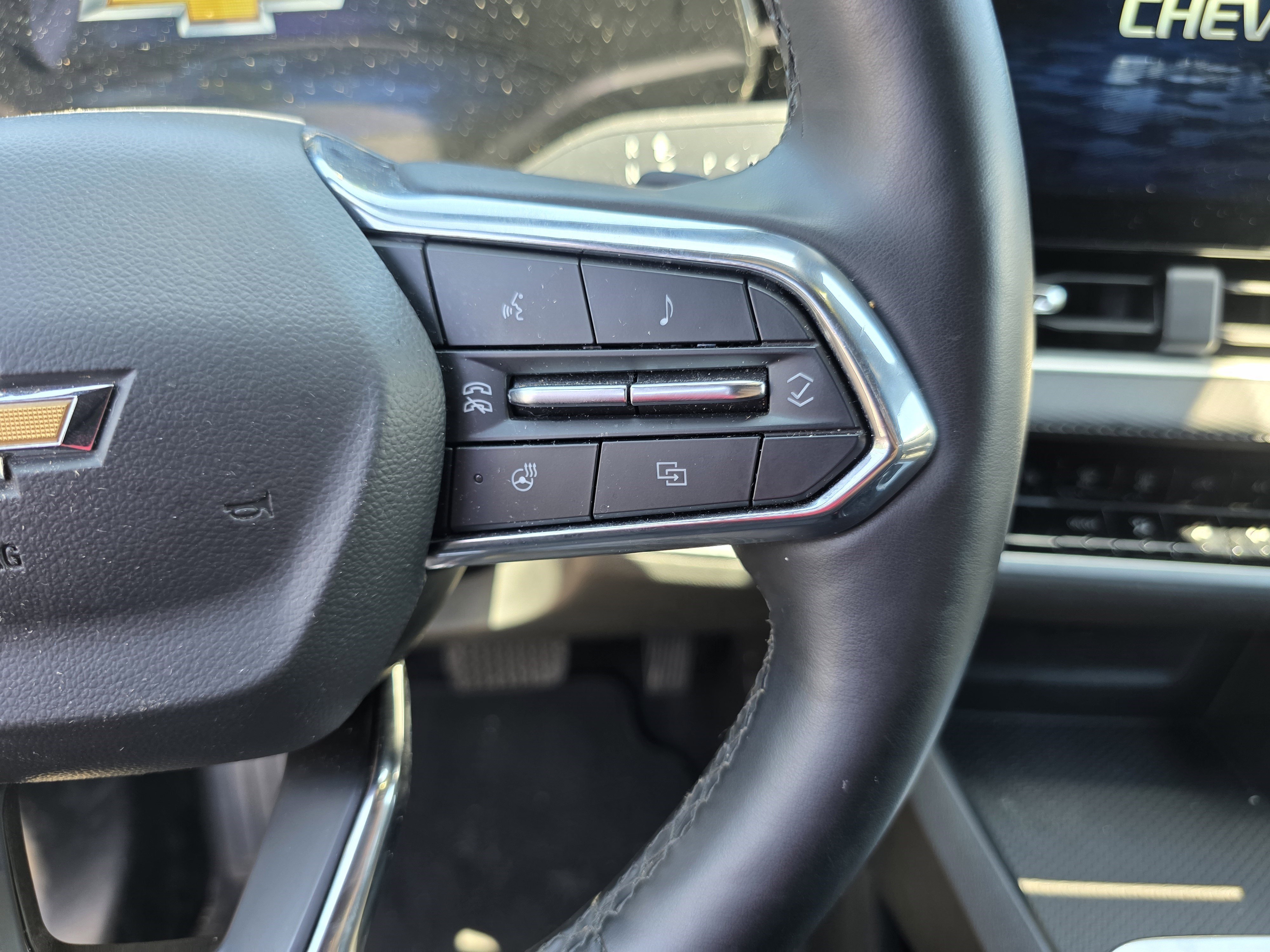 Used 2025 Sterling Gray Metallic Chevrolet FWD LT image 38