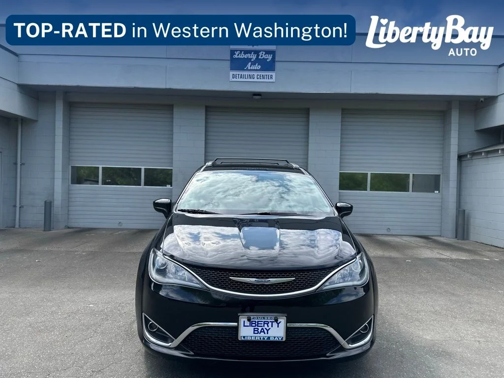 2017 Chrysler Pacifica Touring-L's photo