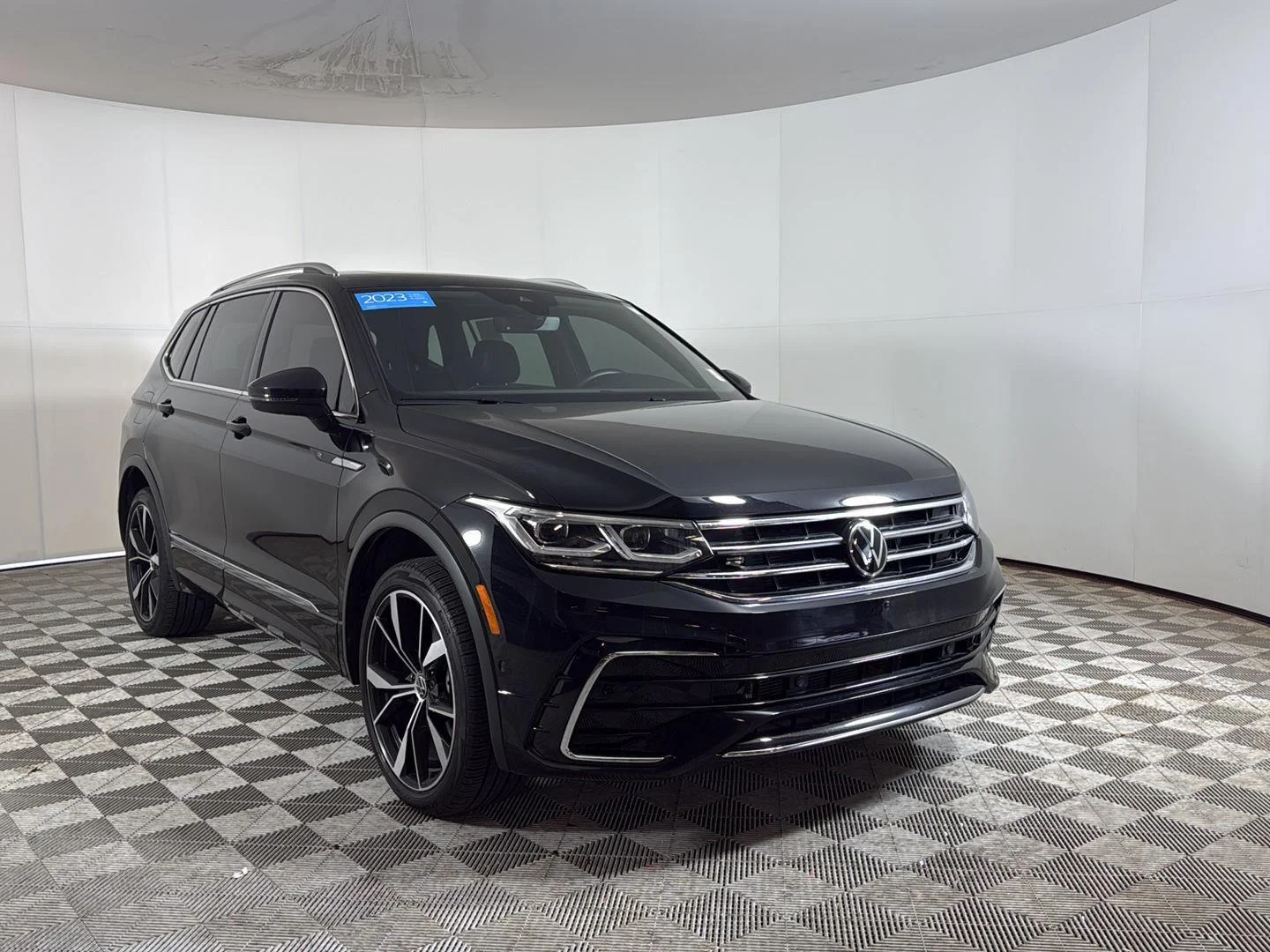 2023 Volkswagen Tiguan 2.0T SEL R-Line 4Motion's photo
