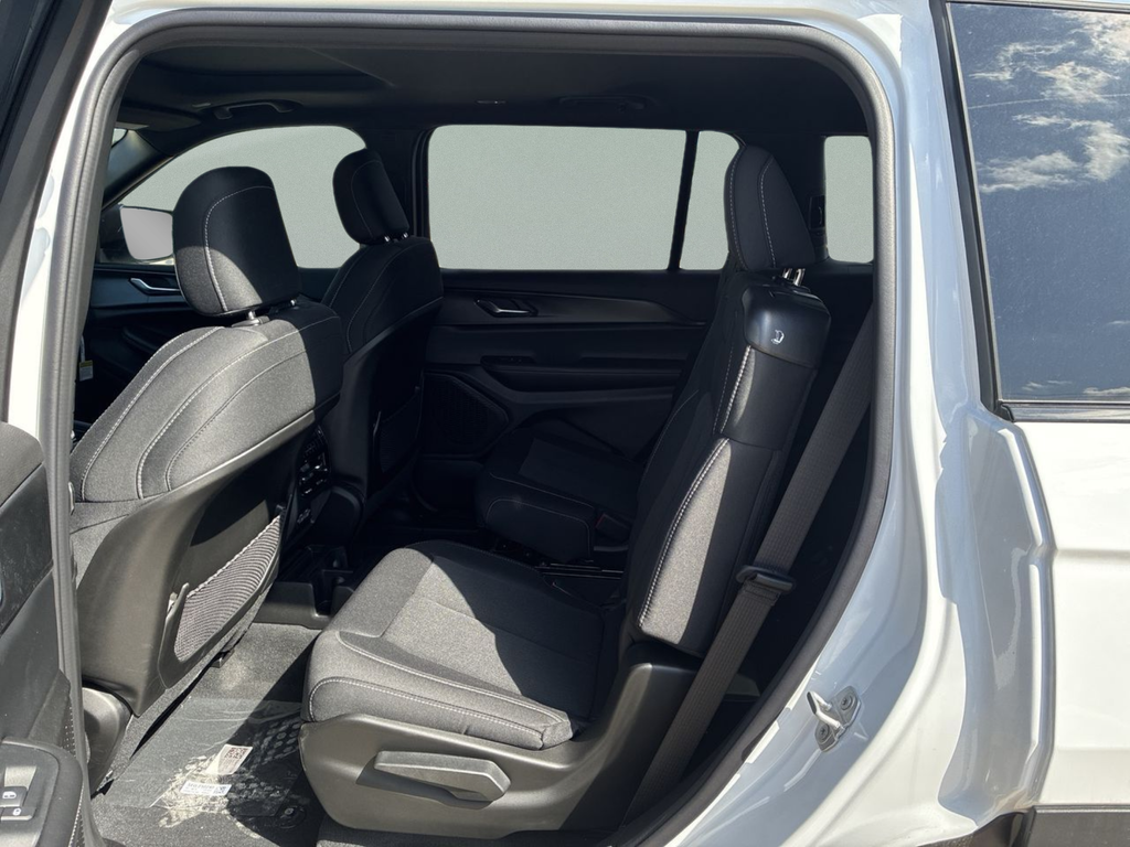 New 2025 Bright White Clear-Coat Exterior Paint Jeep Laredo image 33