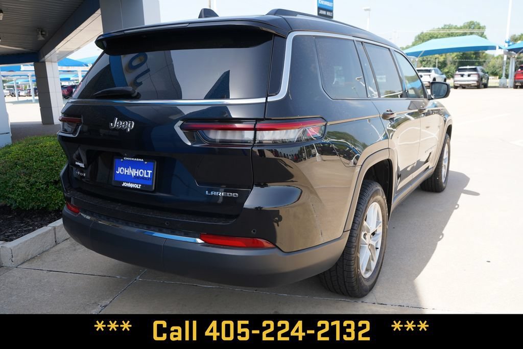 Used 2023  Jeep Laredo image 11
