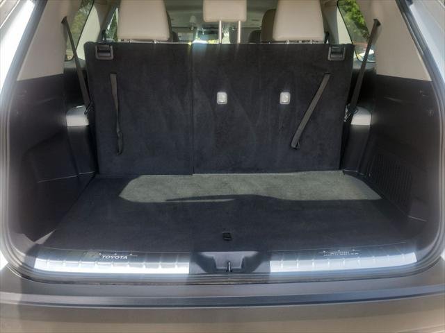 Certified Used 2024 WIND CHILL PEARL Toyota  image 33