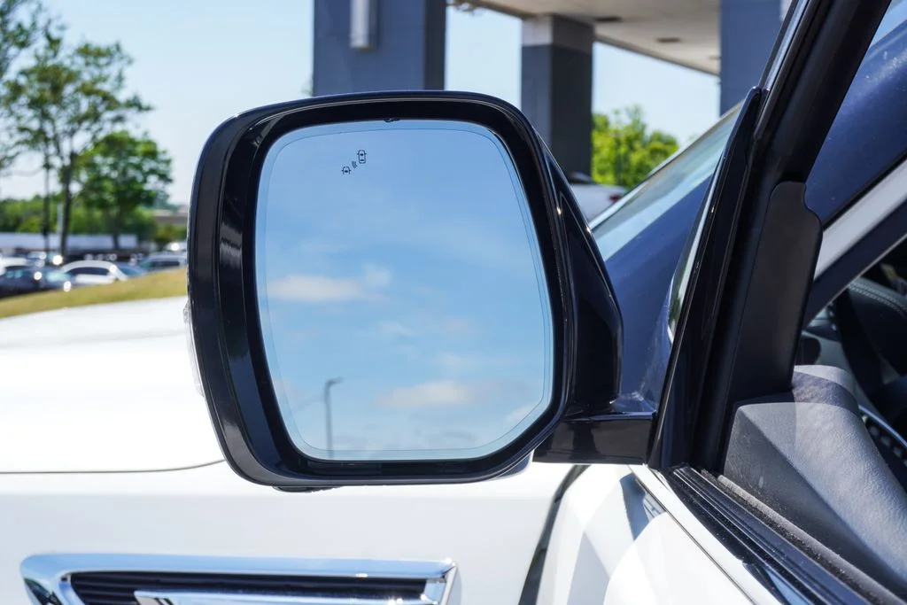 Used 2023 White INFINITI LUXE image 41