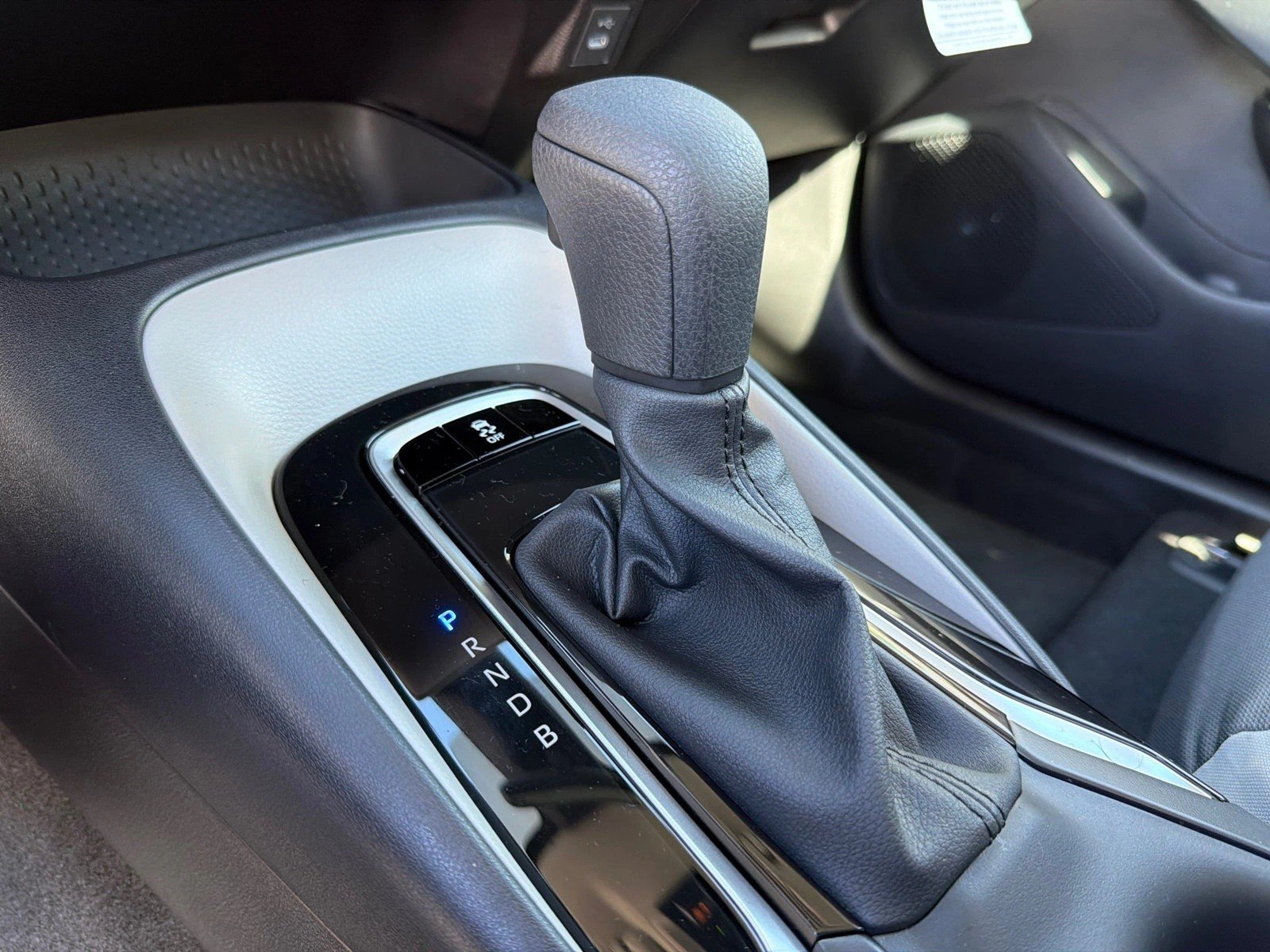 New 2027 Classic Silver Metallic Toyota LE image 30