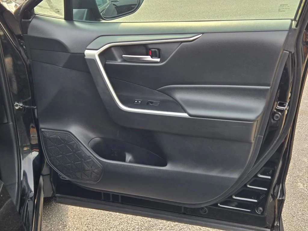 Used 2020 Black Toyota XLE image 6