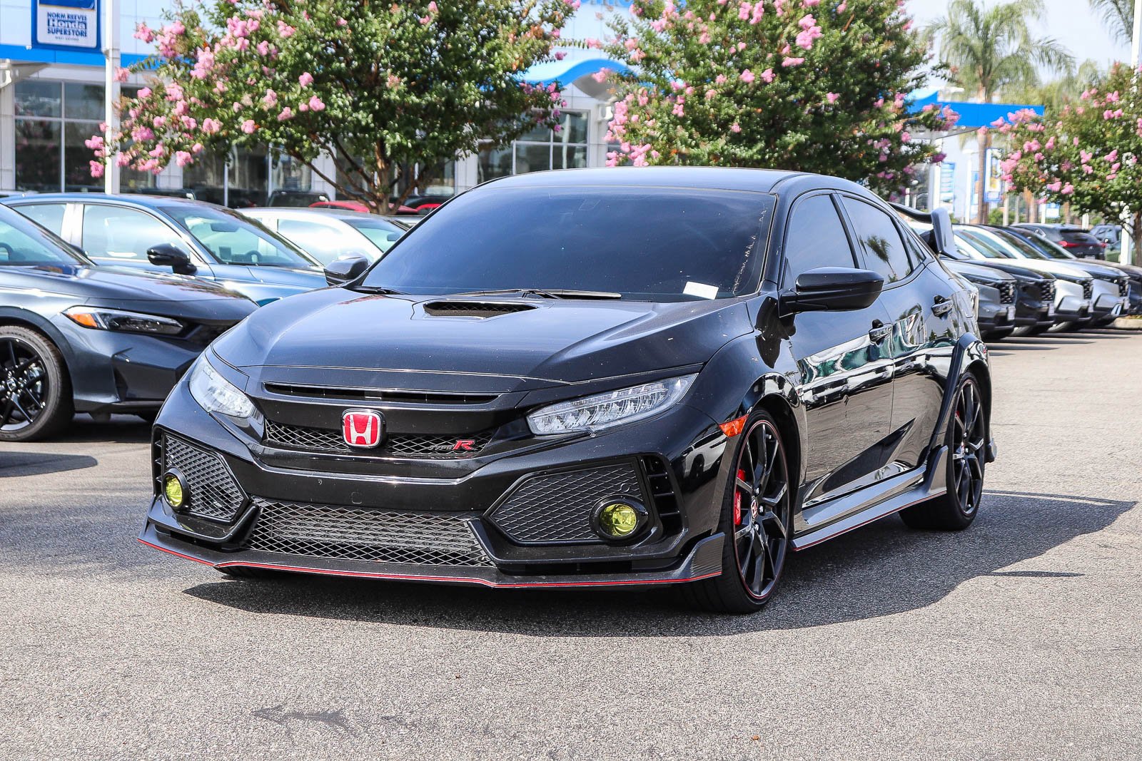 Used 2018 Crystal Black Pearl Honda Touring image 3