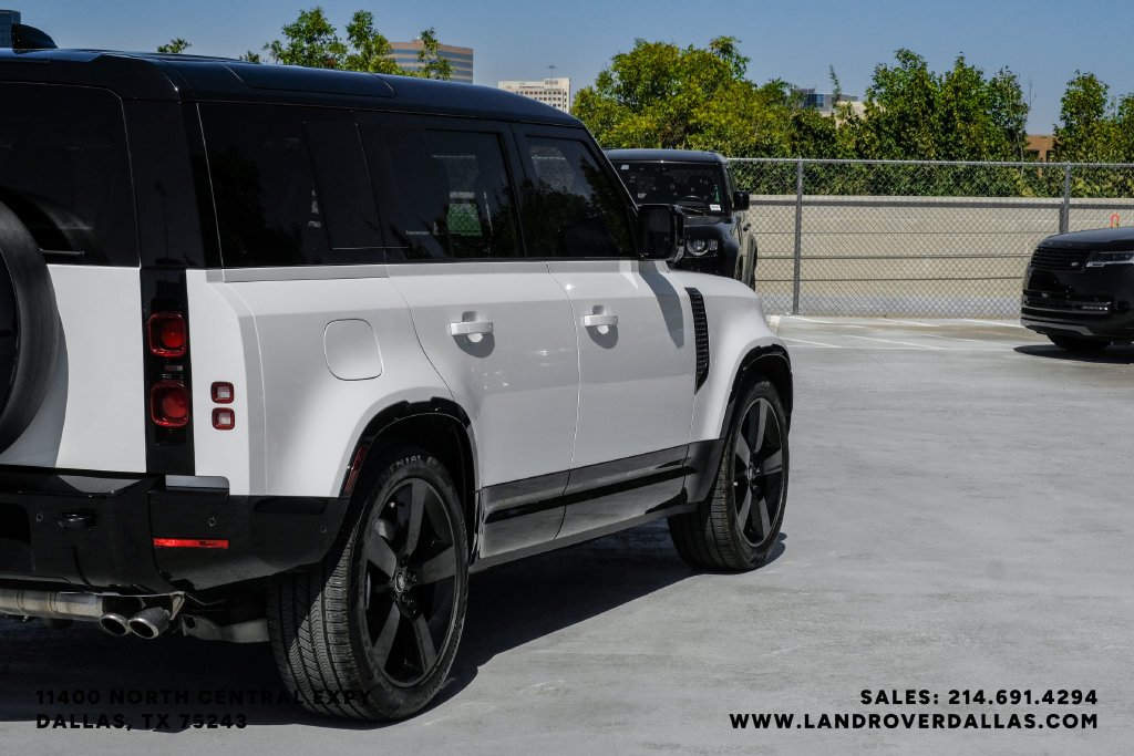 Used 2025 White Land Rover X-Dynamic SE image 10