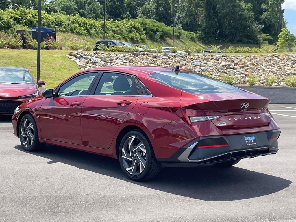 Used 2025 Red Hyundai SEL Convenience image 5