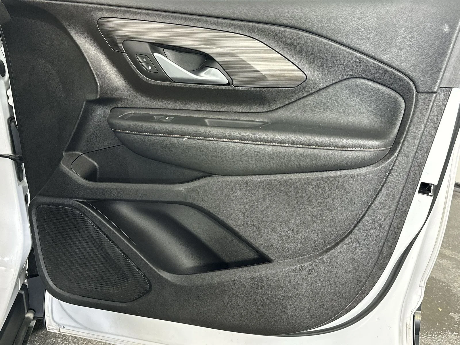 Used 2018 White GMC SLT image 31