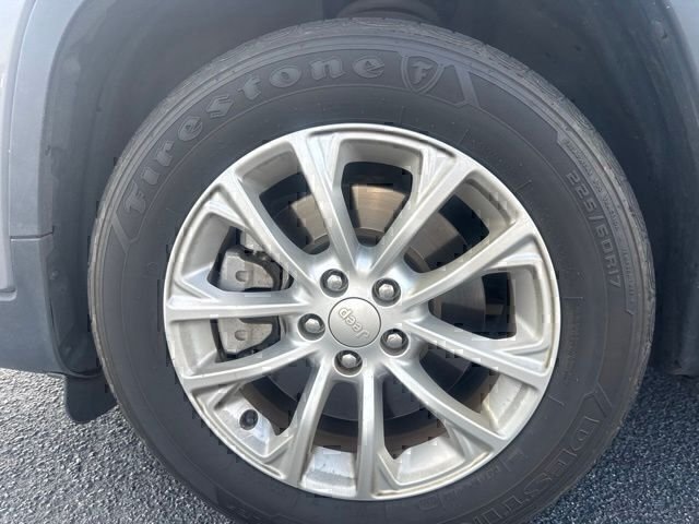 Used 2019 Silver Jeep Latitude image 12