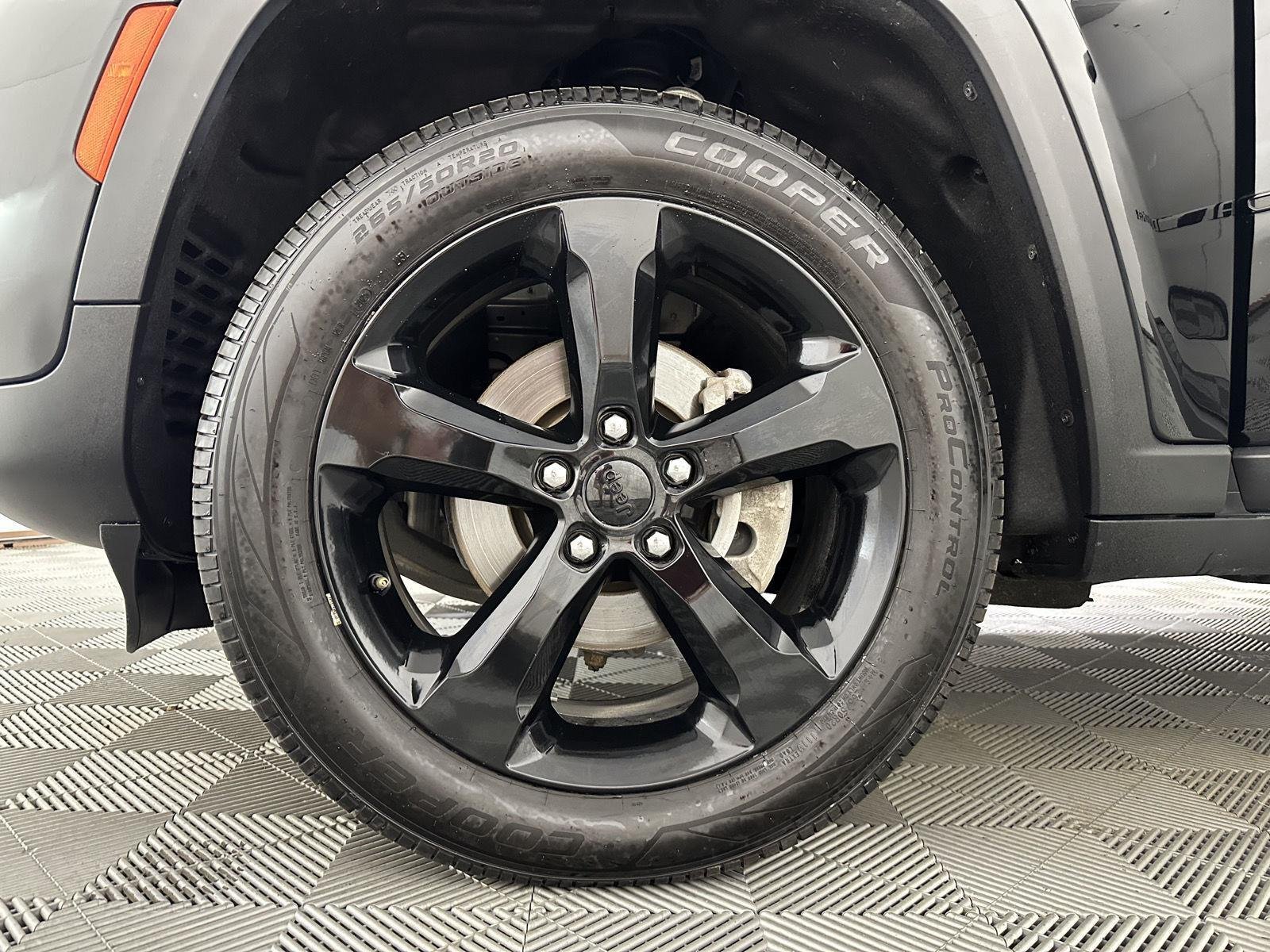 Used 2023 Diamond Black Crystal Pearlcoat Jeep Altitude image 30