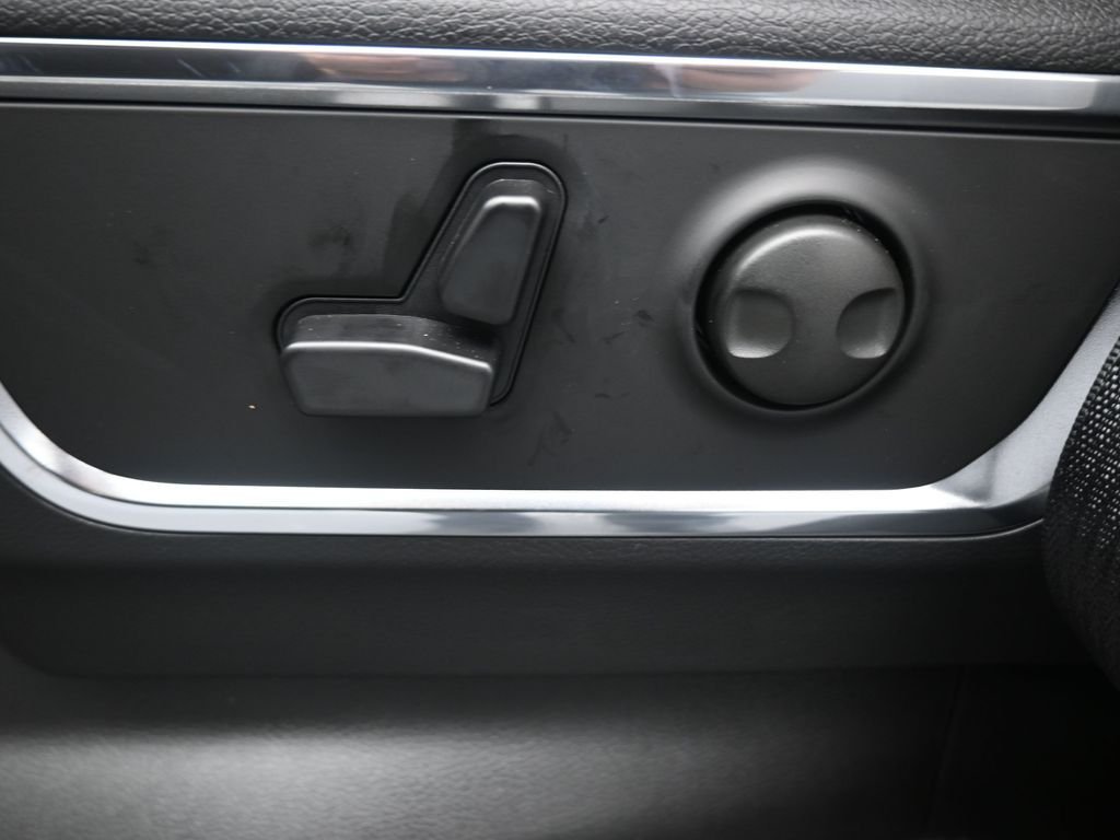 New 2026 Ivory White Tri-Coat Pearl-Coat Exterior Paint RAM Laramie image 31