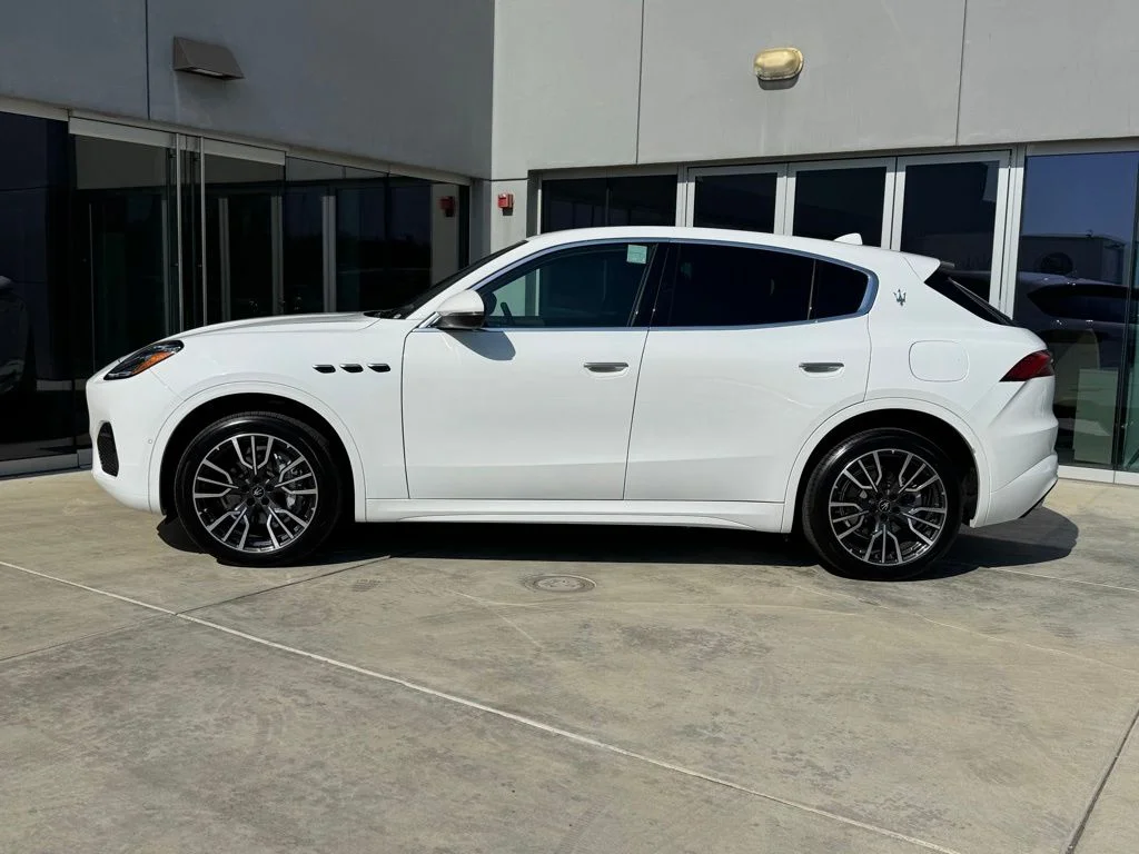 Used 2025 Bianco Maserati Base image 5