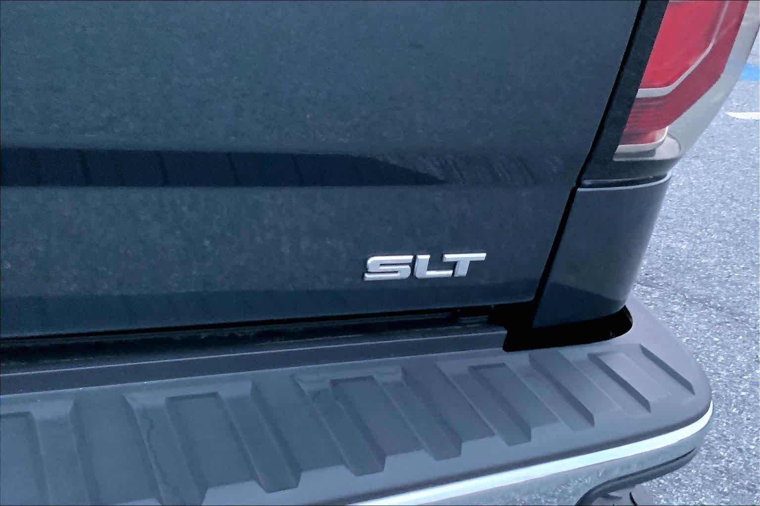 Used 2018 Dark Slate Metallic GMC SLT image 10