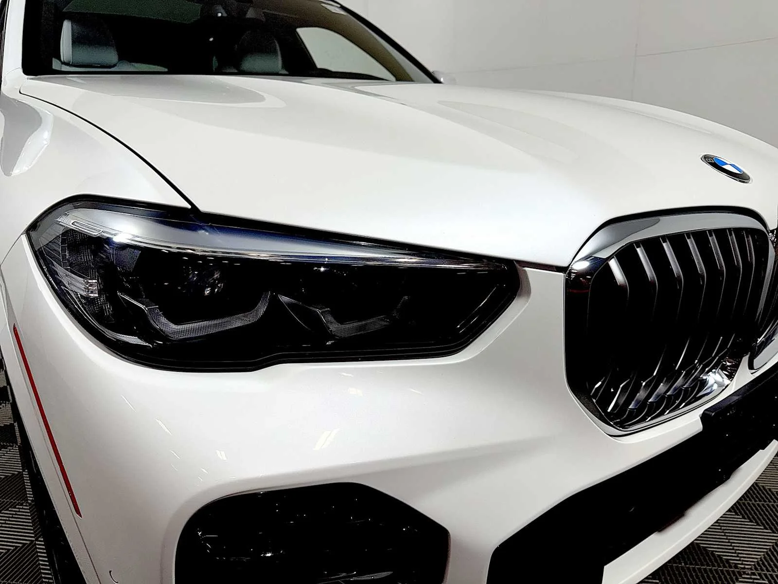 Used 2023 Mineral White Metallic BMW xDrive40i image 25