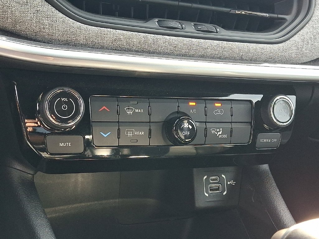 Used 2023 Gray Jeep Latitude Lux image 17