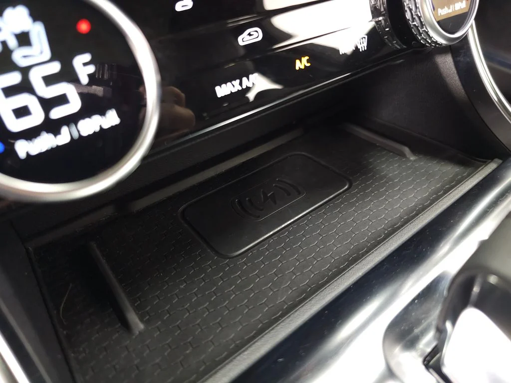 Used 2022  Jaguar R-Dynamic SE image 33