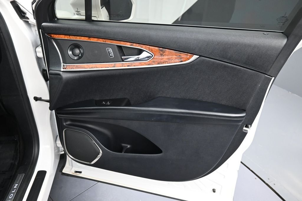 Used 2019 White Platinum Clearcoat Metallic Lincoln Reserve image 17