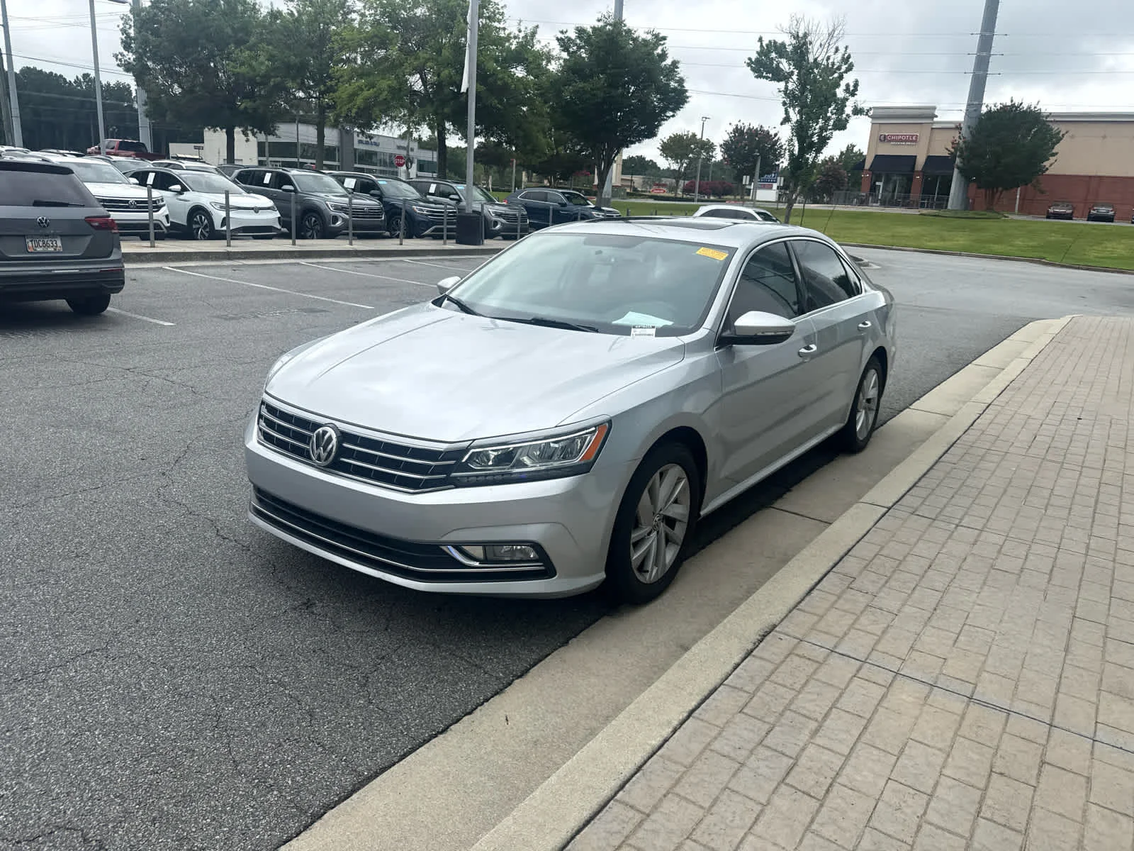 Used 2018 Reflex Silver Metallic Volkswagen 2.0T SE image 4