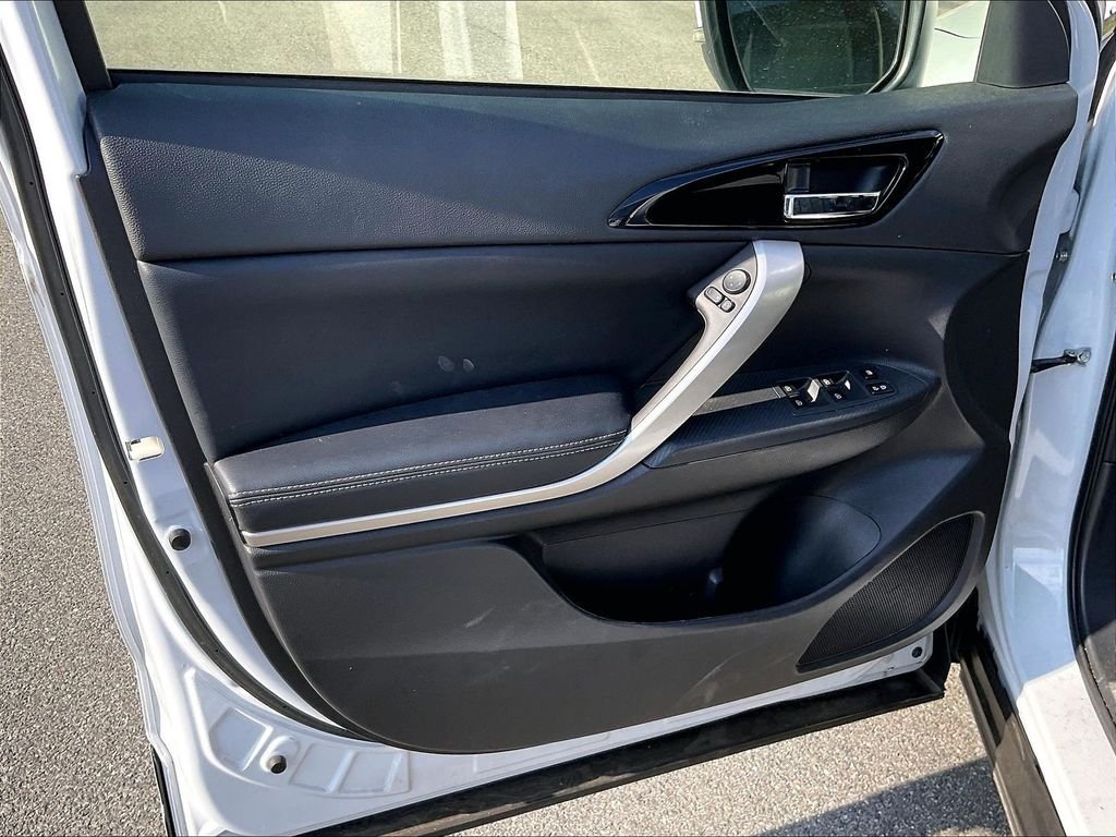 Used 2025 White Mitsubishi SE image 9