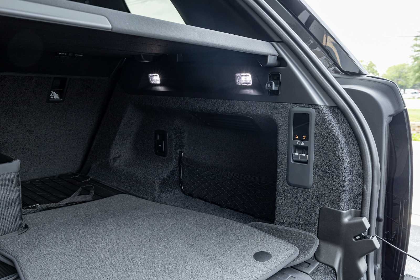New 2026 Carpathian Grey Land Rover SE image 38