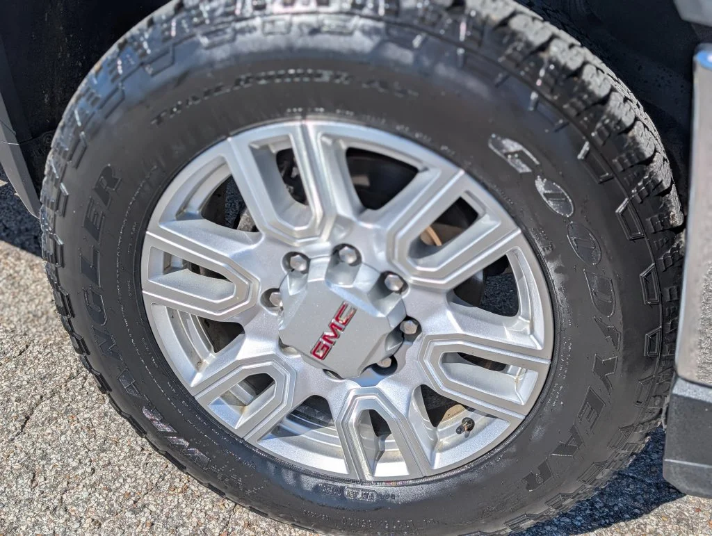 Used 2023 White GMC SLT image 10