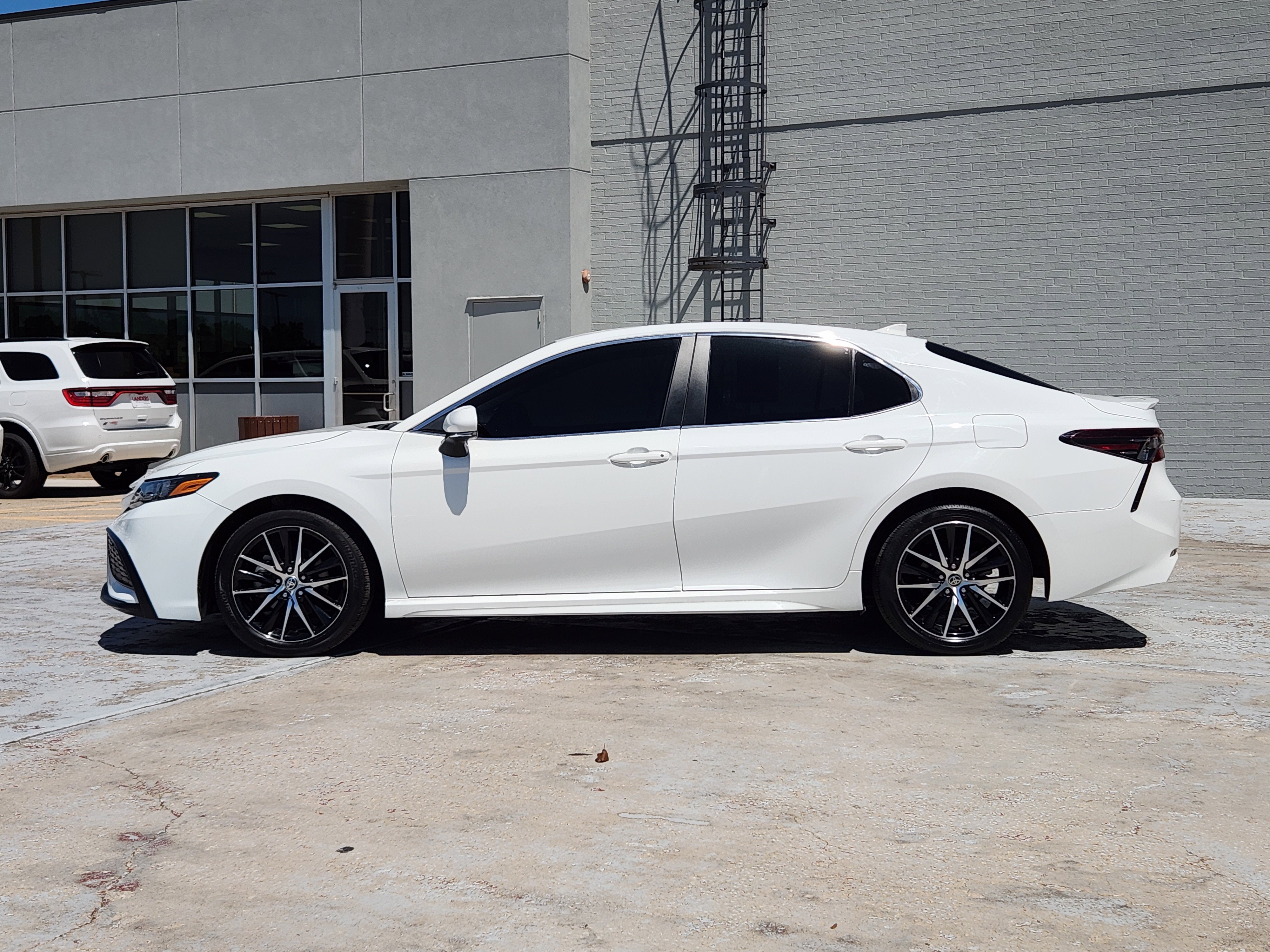 Used 2023 Ice Cap Toyota SE image 5