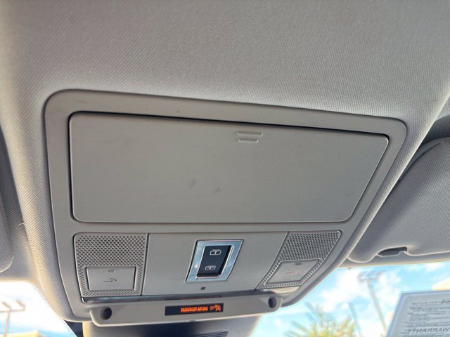 Used 2017  Land Rover SE image 18