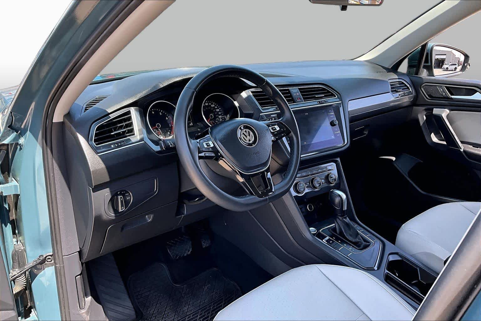 Used 2020 Stone Blue Metallic Volkswagen SE image 18