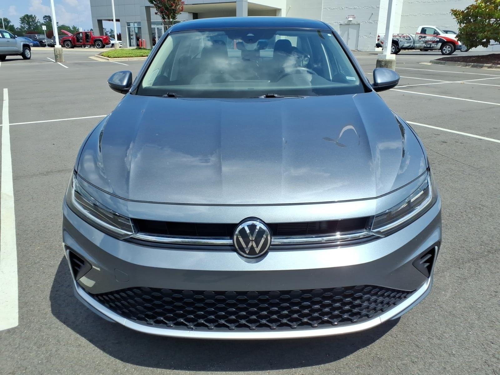Used 2025  Volkswagen SE image 9