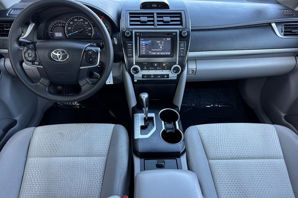 Used 2014 Silver Toyota LE image 17