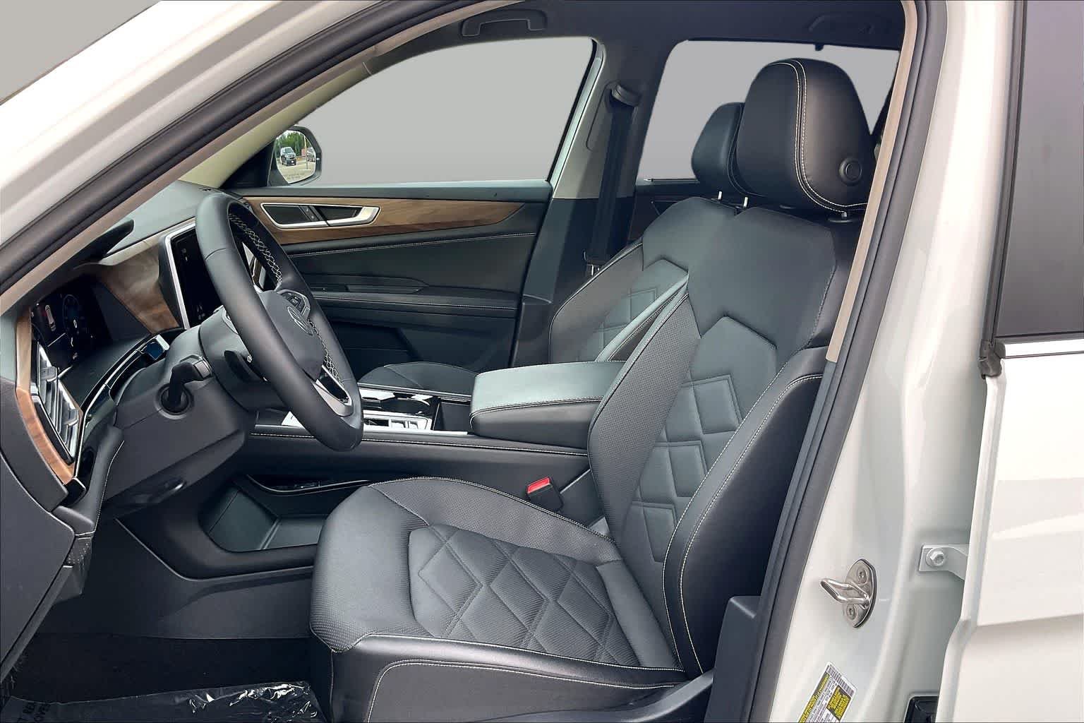 Used 2024 Pure White Volkswagen 2.0T SE w/Technology image 9