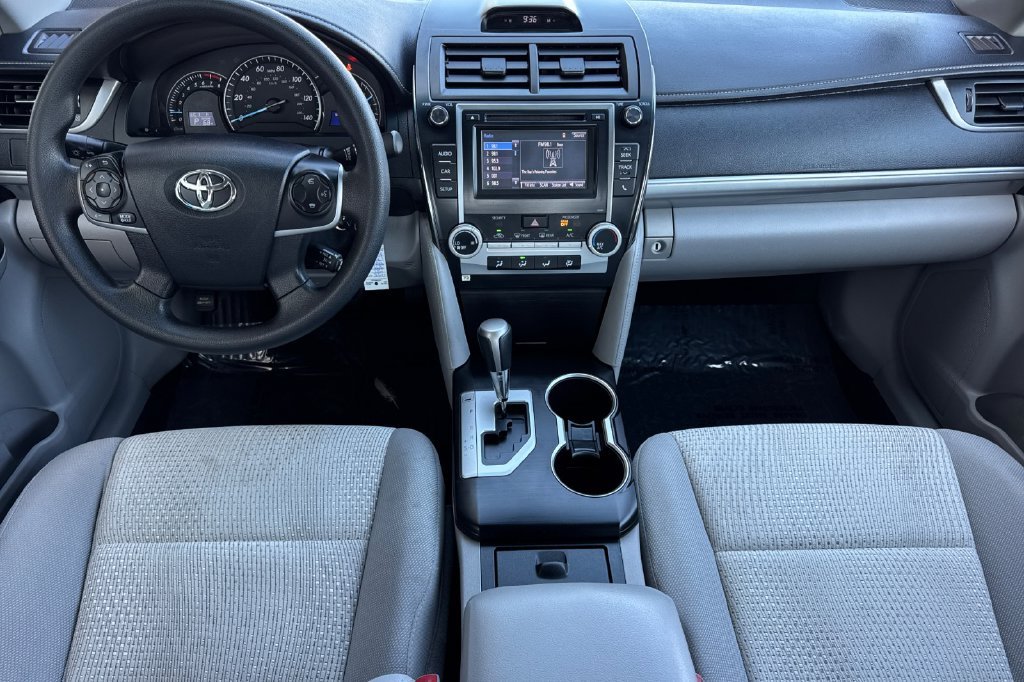 Used 2014 Silver Toyota LE image 17