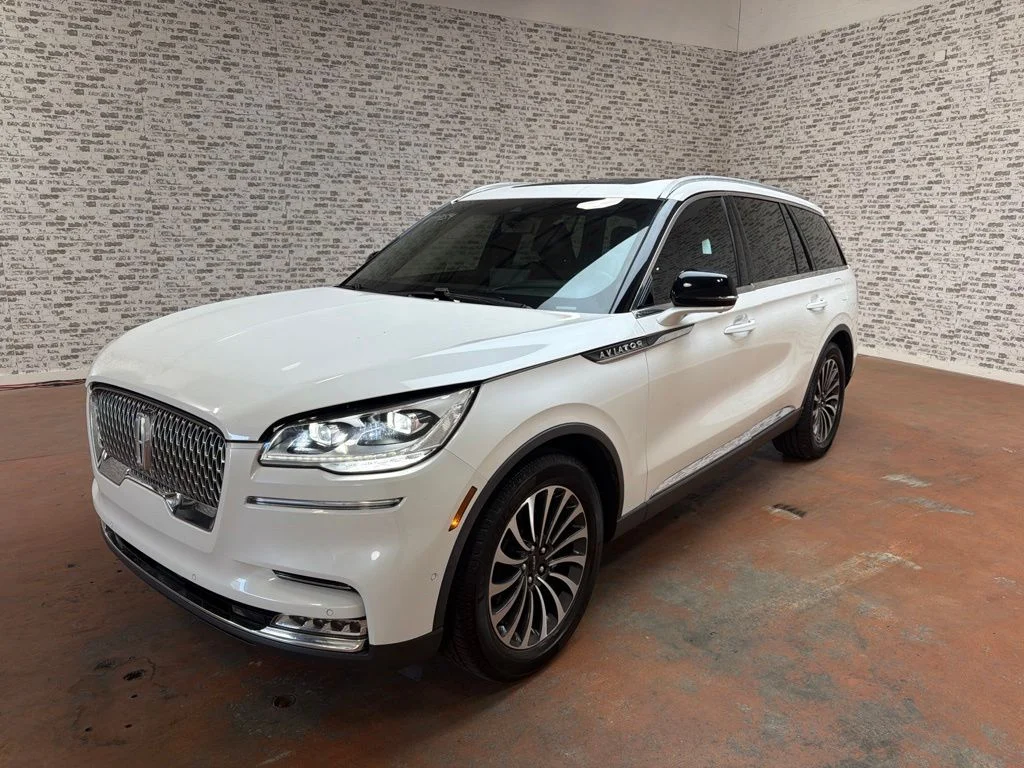 Used 2023 Pristine White Metallic Tri-Coat Lincoln Reserve image 3