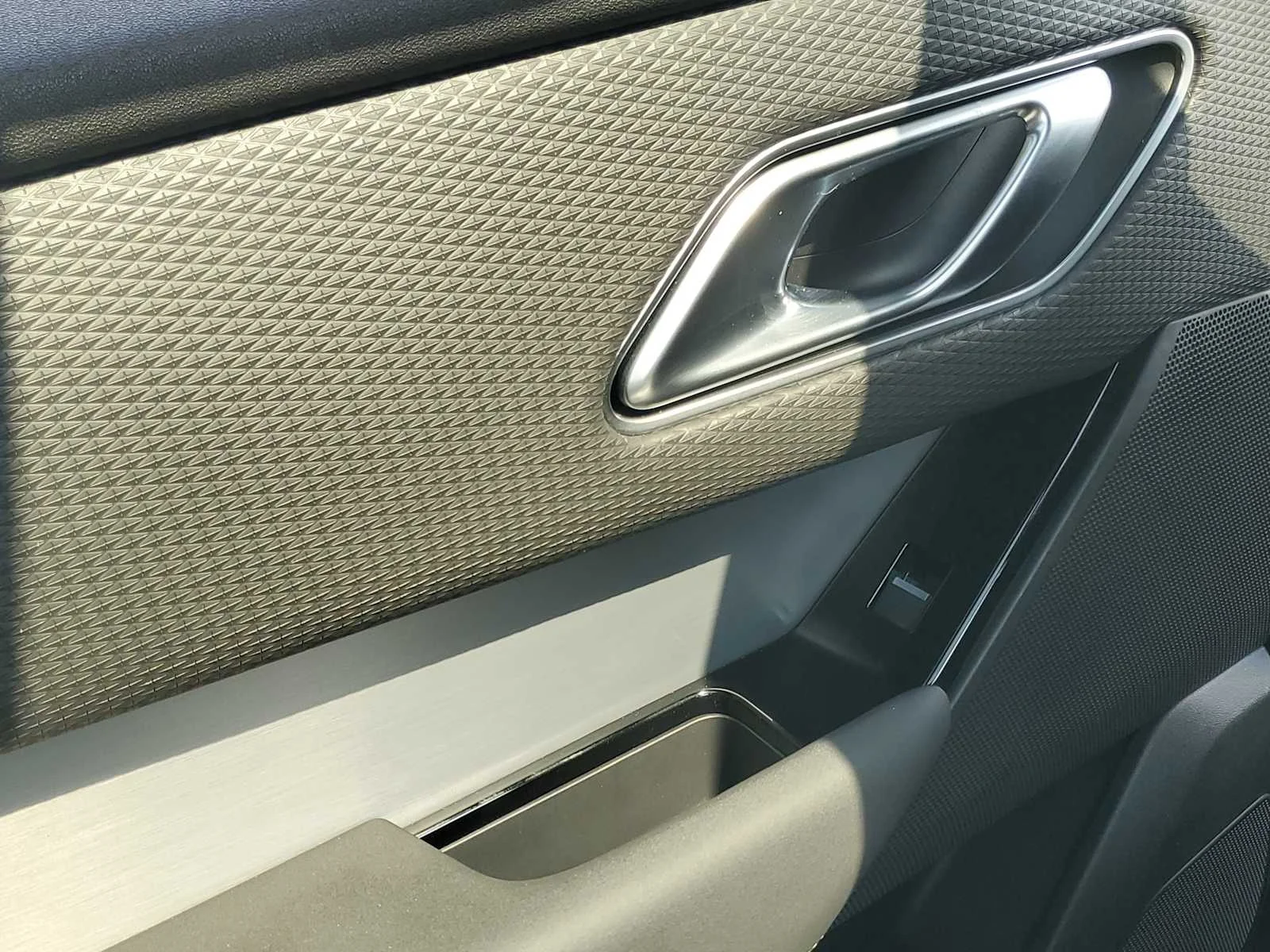 Used 2023  Land Rover R-Dynamic S image 12