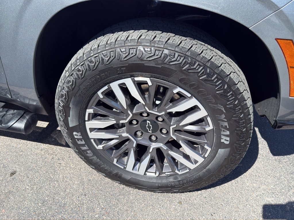 Used 2025 Gray Chevrolet Z71 image 39