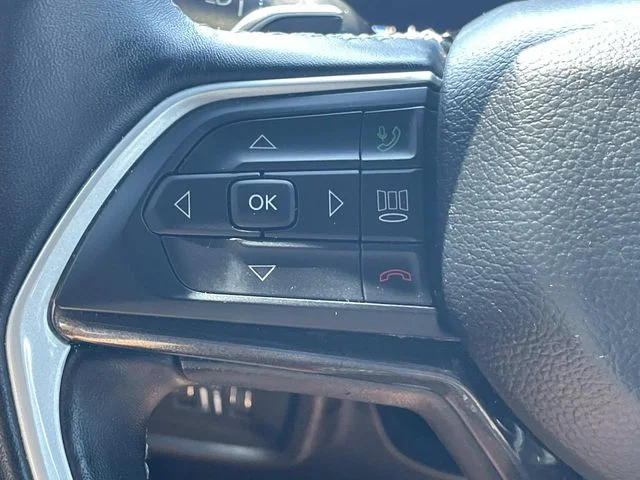 Used 2022 Silver Jeep Altitude image 22