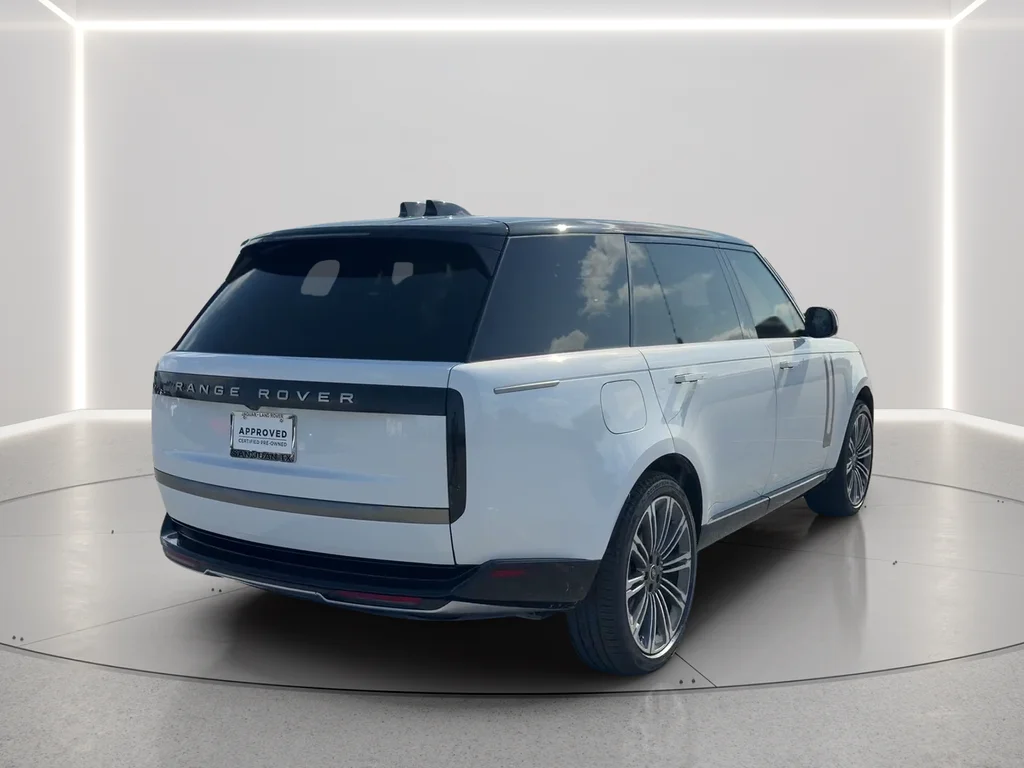 Used 2025 White Land Rover SE image 5
