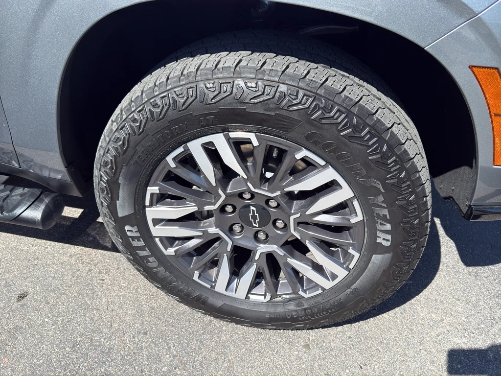 Used 2025 Gray Chevrolet Z71 image 39