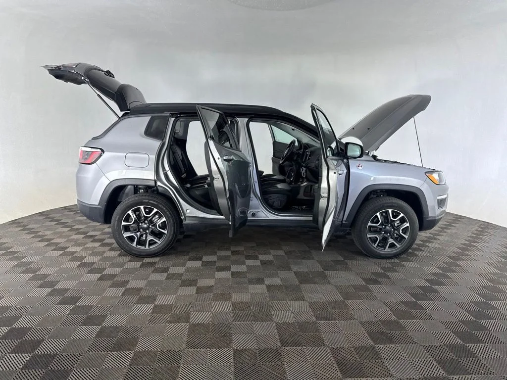 Used 2019 Silver Jeep Trailhawk image 14