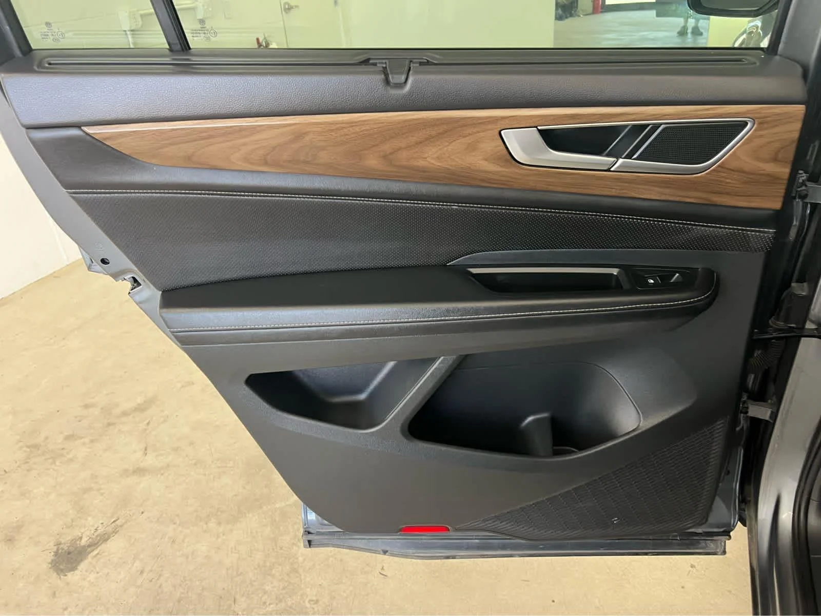 2025 Volkswagen Atlas SE w/Tech - Photo 22