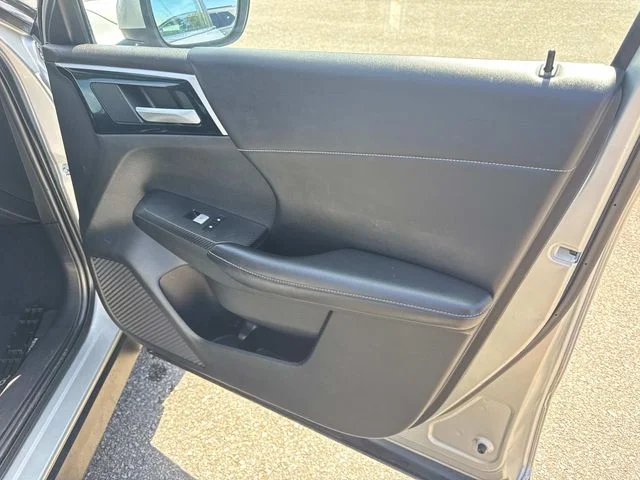 Used 2022 Silver Mitsubishi SE image 16