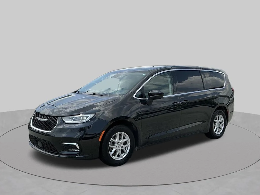 Used 2023 Black Chrysler Touring L image 2