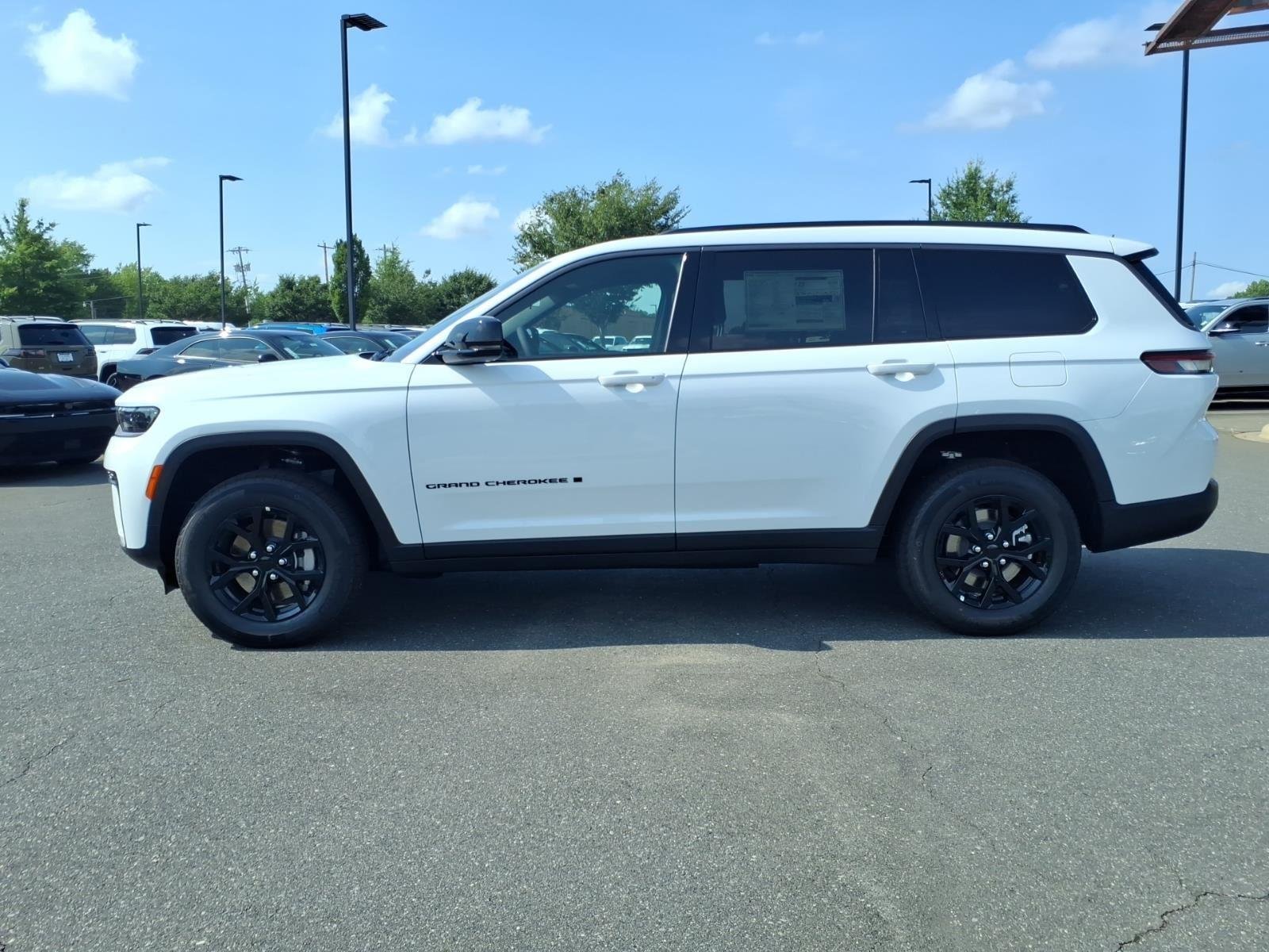 New 2026 Bright White Clear-Coat Exterior Paint Jeep Laredo Altitude image 3
