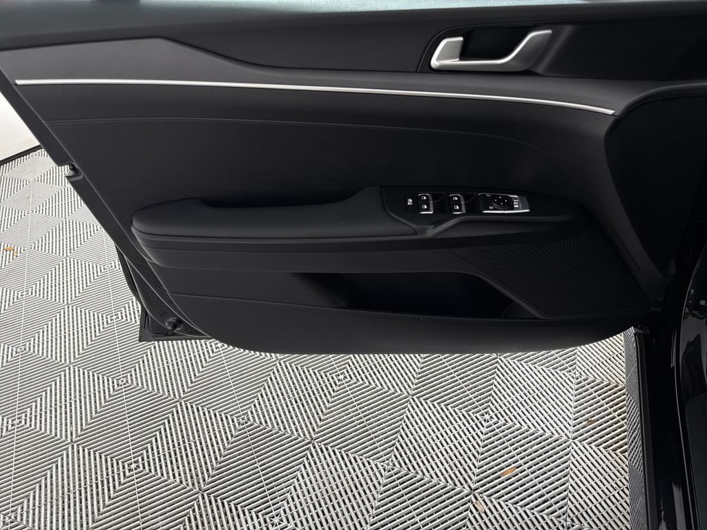 2025 Kia K5 LXS - Photo 10